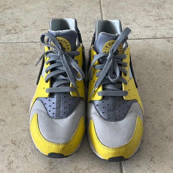NIKE ⚫️ HUARACHE 🟡 Size US 11 - Picture 1 of 5
